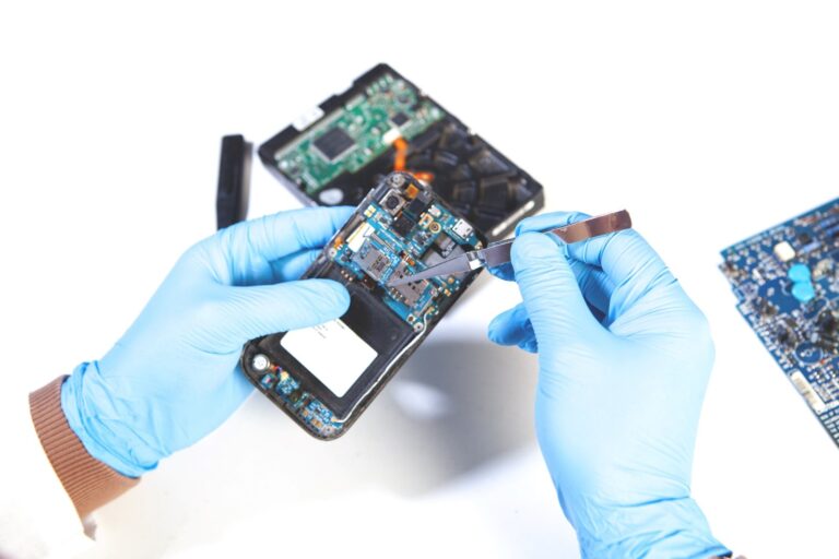 Placa base de un smartphone Pixel extraída para su uso como servidor en un centro de datos experimental