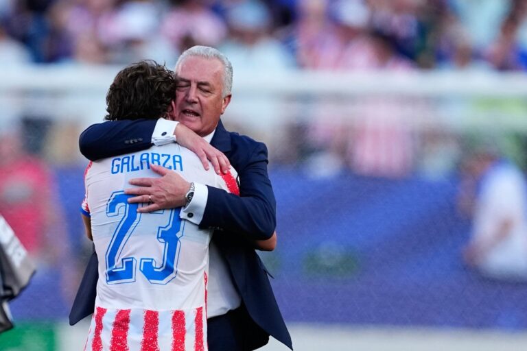Gustavo Alfaro abrazando a un jugador de Paraguay tras la eliminación