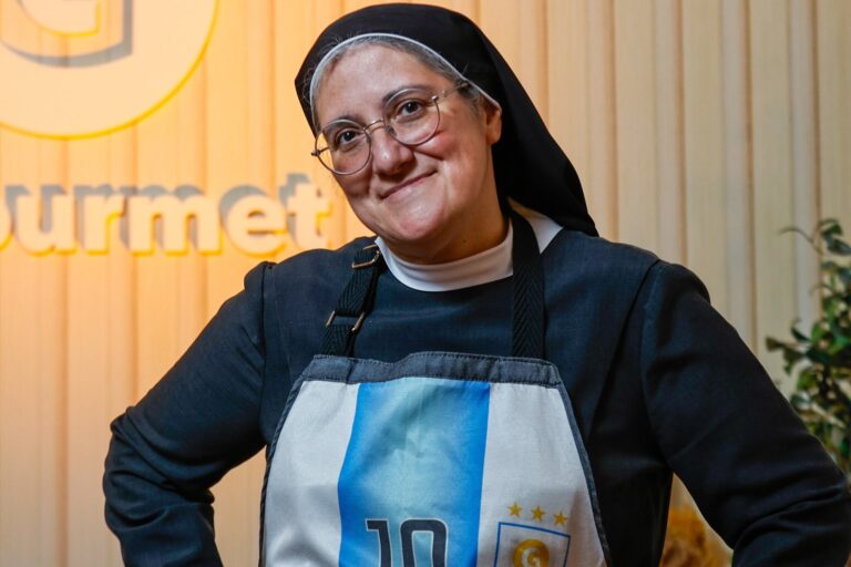 Hermana Verónica cocinando en la cocina del convento para el programa de elGourmet