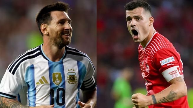 Jugadores de la Selección argentina y Suiza en un partido de fútbol