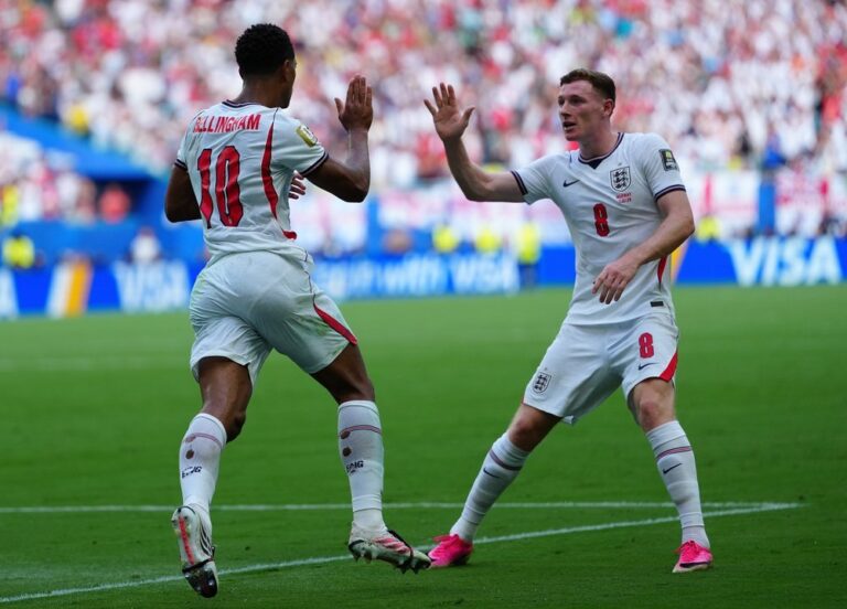 Jugadores de la selección de Inglaterra celebrando en un partido de fútbol