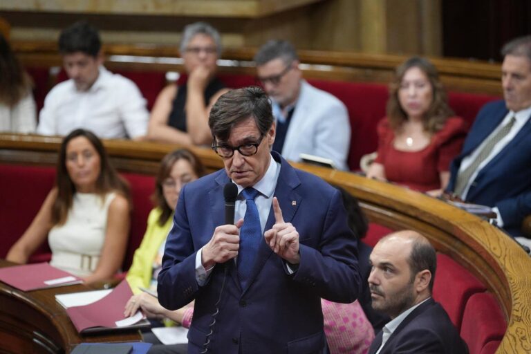 Salvador Illa habla en el Parlament de Cataluña