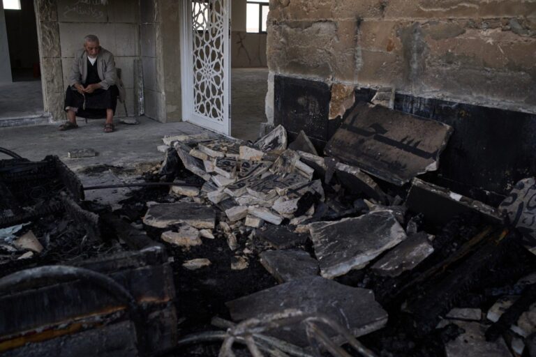 Mezquita incendiada en Cisjordania tras ataque de colonos israelíes