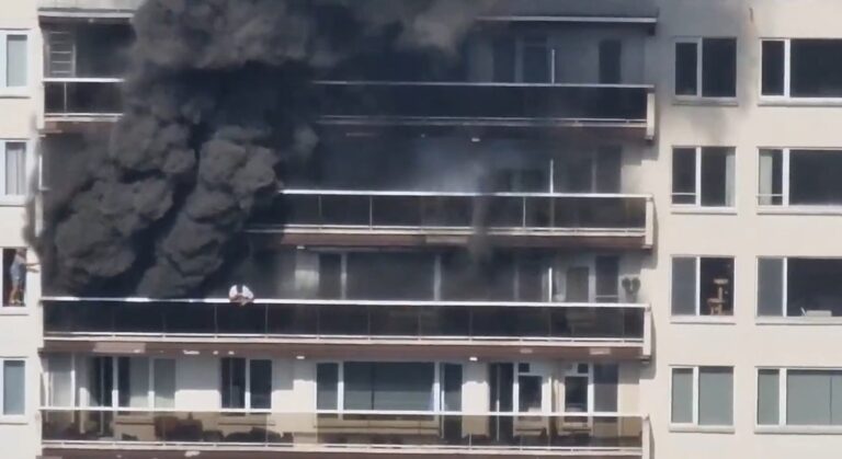 Edificio residencial en Amberes con humo tras incendio