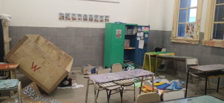 Edificio de la Escuela Primaria N°1 de Merlo con daños por incendio y vandalismo