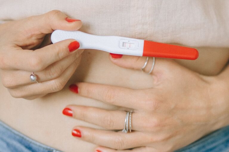 Hombre en consulta médica discutiendo sobre fertilidad