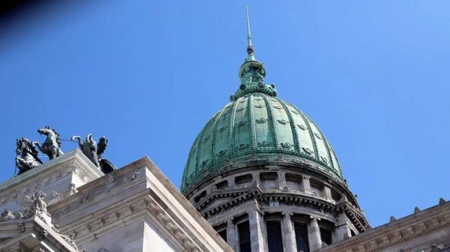 Interior del Congreso de la Nación Argentina con bancas ocupadas por legisladores