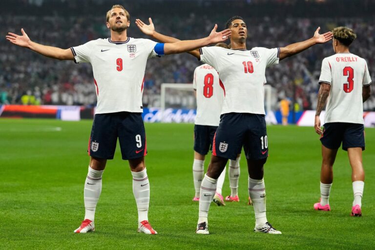 Jugadores de Inglaterra celebrando un gol ante México en el estadio Azteca
