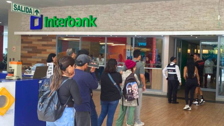 Logo de Interbank en una sucursal bancaria