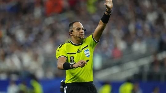 Ismail Elfath arbitrando un partido de fútbol