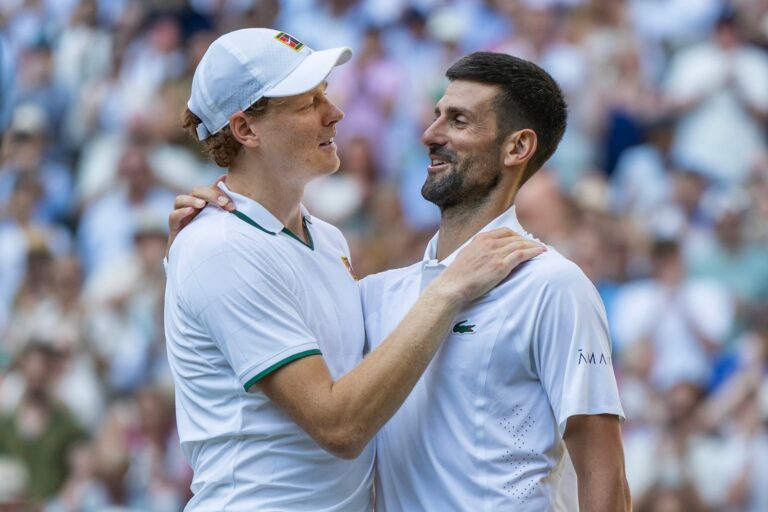 Jannik Sinner celebrando su victoria ante Novak Djokovic en Wimbledon 2026