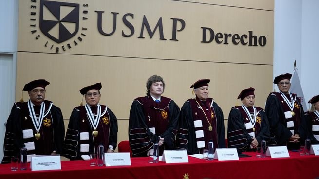 Javier Milei recibe el título de Doctor Honoris Causa en la Universidad de San Martín de Porres