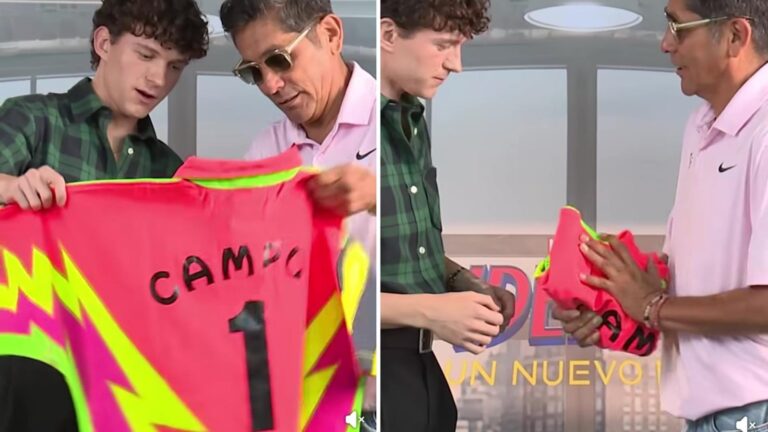 Tom Holland sostiene una camiseta deportiva multicolor entregada por Jorge Campos durante un evento promocional de Spider-Man: Brand New Day