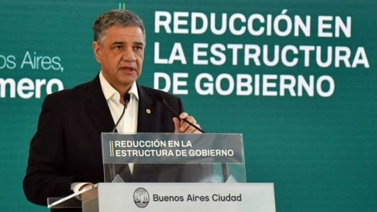 Entrada al Ecoparque de Palermo con cartel de tarifas para no residentes