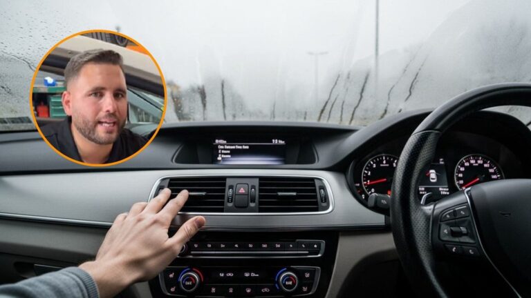 Mecánico señalando una válvula pequeña en el sistema de aire acondicionado de un auto