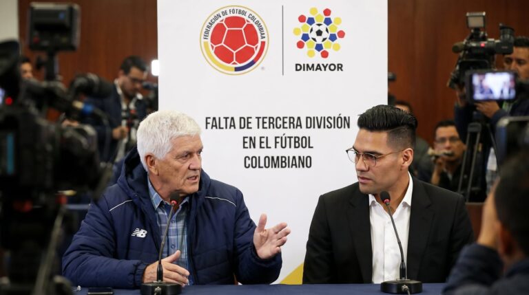 Julio Comesaña y Radamel Falcao García en una conferencia de prensa sobre fútbol colombiano