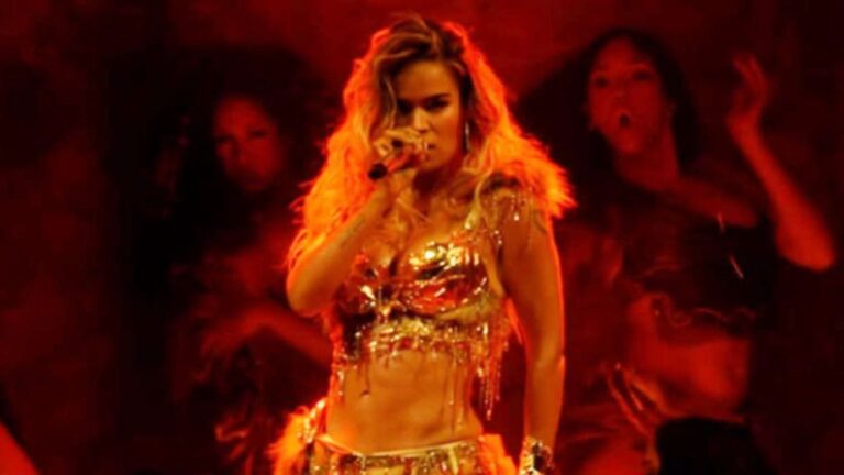 Karol G en el escenario del Soldier Field de Chicago durante su gira Viajando Por El Mundo Tropitour