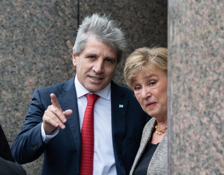 Caputo y Georgieva en el ingreso al Ministerio de Economía