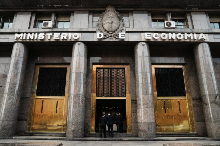 Gráfico de cotización de bonos y dólar en pantalla de mercado financiero