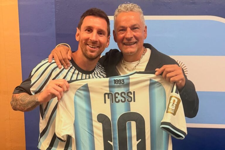 Messi y Baggio sonrientes sosteniendo la camiseta de Argentina
