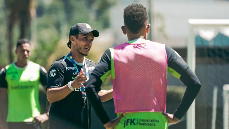 Lucas González, director técnico de Atlético Nacional, en conferencia de prensa