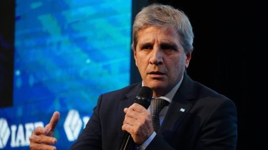 Luis Caputo en conferencia de prensa