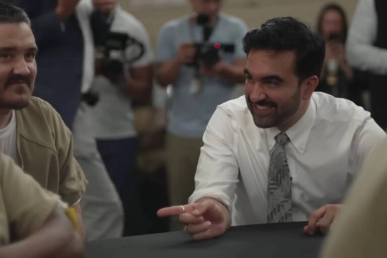 Alcalde Mamdani en Rikers Island viendo partido de fútbol con reclusos