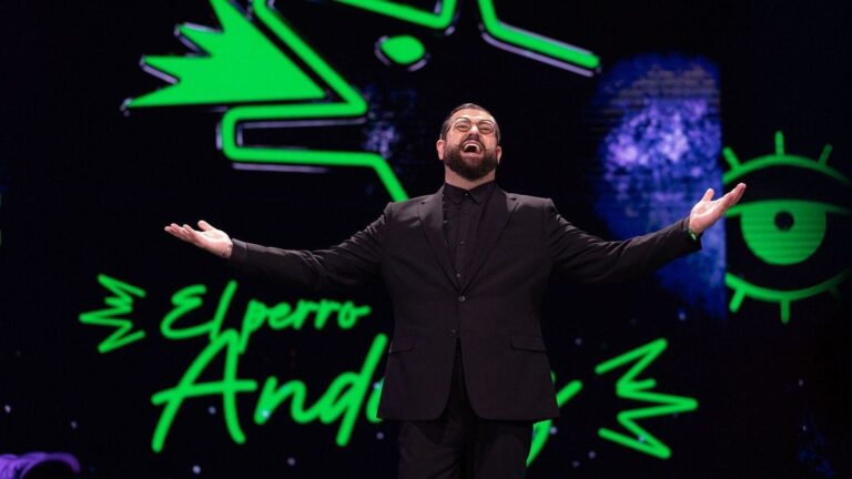 Manu Sánchez en el escenario del Cartuja Center de Sevilla durante la emisión de El perro andaluz