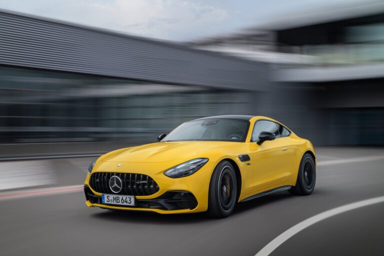 Mercedes-AMG GT 43 color gris estacionado en exterior