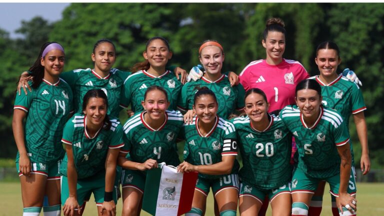 Partido de fútbol femenil entre México y Puerto Rico en el Estadio Cibao