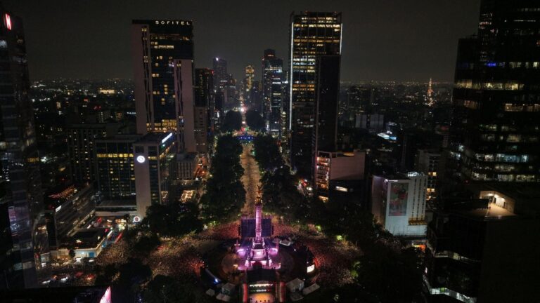 Multitud celebrando en el Ángel de la Independencia tras el triunfo de México sobre Ecuador en el Mundial 2026