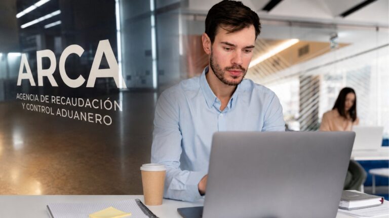 Pantalla de computadora con el portal de ARCA abierto mostrando categoría de monotributo