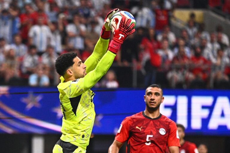Mostafa Shobeir atajando un penal a Lionel Messi en el partido Argentina vs Egipto Mundial 2026
