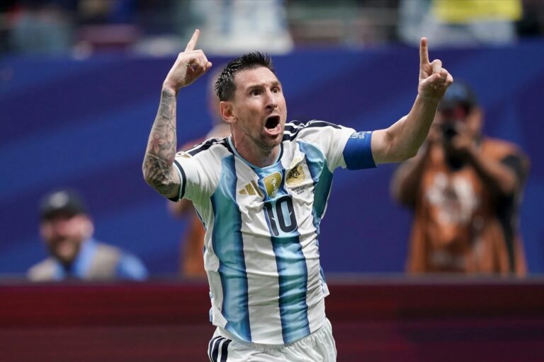 Estadio de fútbol con banderas de Argentina, Suiza, Noruega e Inglaterra durante el Mundial 2026