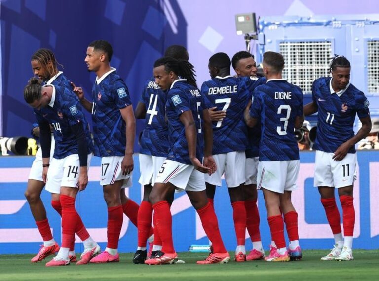Jugadores de Francia celebrando tras el gol de penal de Mbappé contra Paraguay en el Mundial 2026