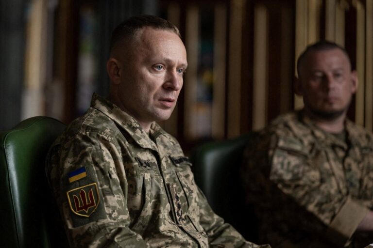 General Mykhailo Drapaty en uniforme militar