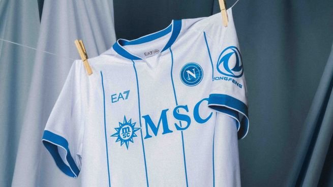 Camiseta blanca con bastones celestes del Napoli para la temporada 2026/27