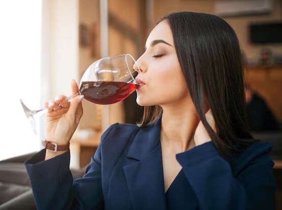 Copa de vino tinto sobre una mesa de madera