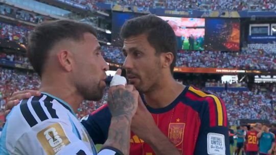 Nicolás Otamendi y Rodri en un cruce tras la final del Mundial 2026