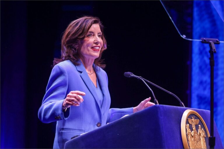 Gobernadora Kathy Hochul anunciando inversión en capacitación laboral