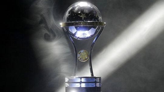 Trofeo de la Copa Sudamericana en el césped de un estadio