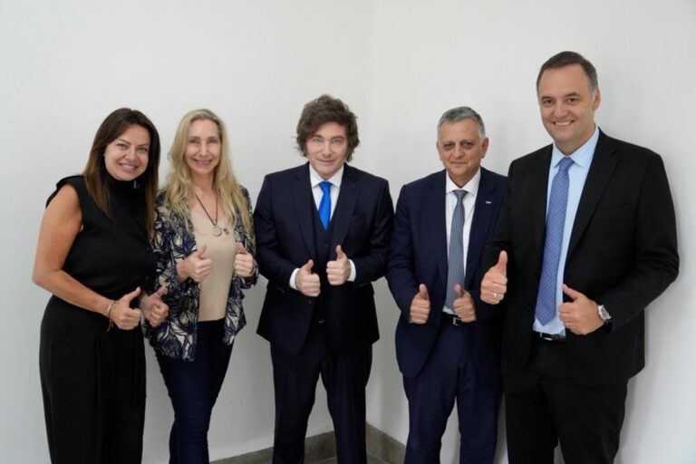 Funcionarios públicos en una oficina gubernamental
