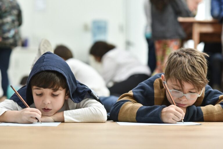 Niños en un museo interactivo durante las vacaciones de invierno en CABA