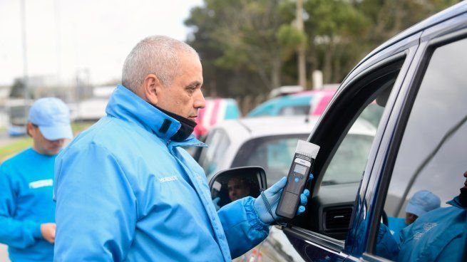 Agente de tránsito realizando control en ruta durante operativo de invierno