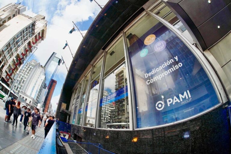 Móvil de emergencias de PAMI en la calle