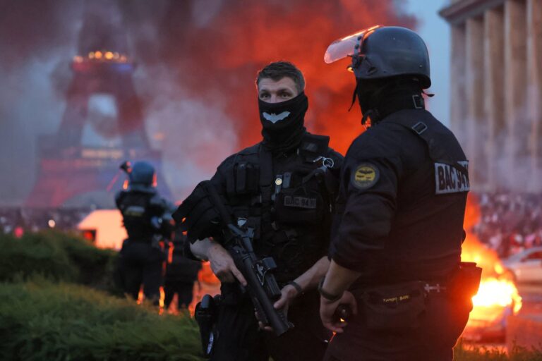 Vista de los Campos Elíseos en París con medidas de seguridad para el partido Francia vs. Marruecos del Mundial 2026