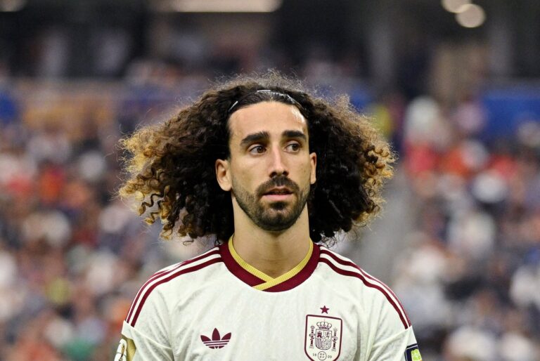 Marc Cucurella con su característico pelo rizado rojo