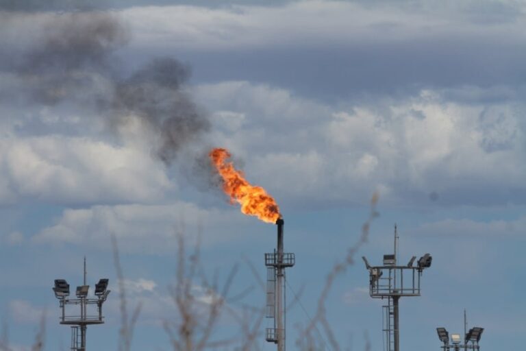 Plataforma petrolera en el mar con un buque tanque cercano