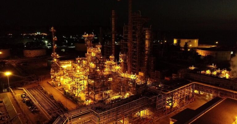 Vista de la Refinería de Talara de Petroperú con instalaciones industriales
