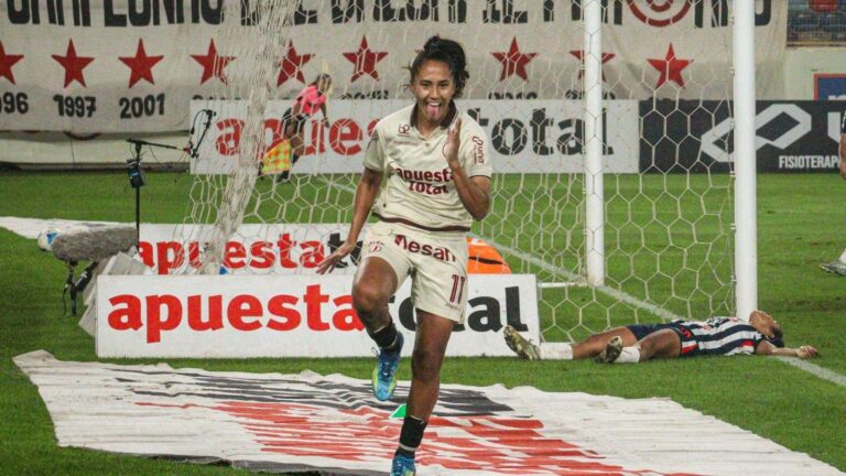 Pierina Núñez celebrando un gol durante el partido Universitario vs Alianza Lima por la semifinal vuelta de la Liga Femenina 2026